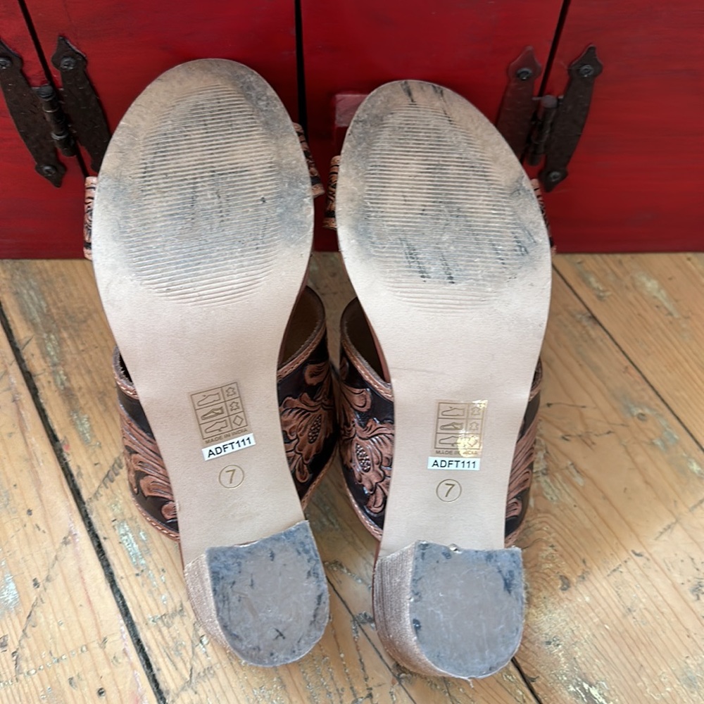 Western leather tooled healed brown sandals.  Women’s size 7.  Boutique brand. - Picture 8 of 10